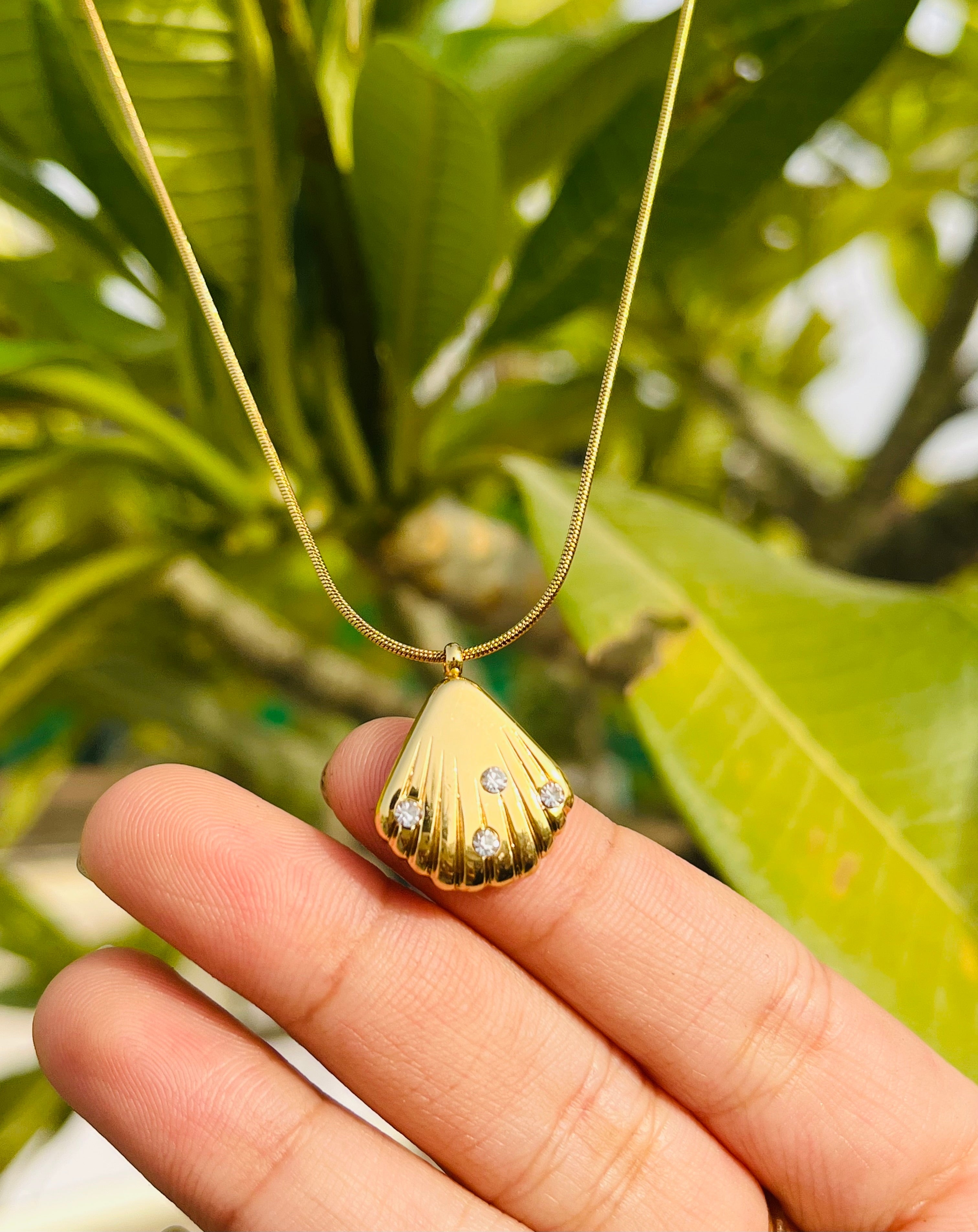 Beach style gold shell pendent