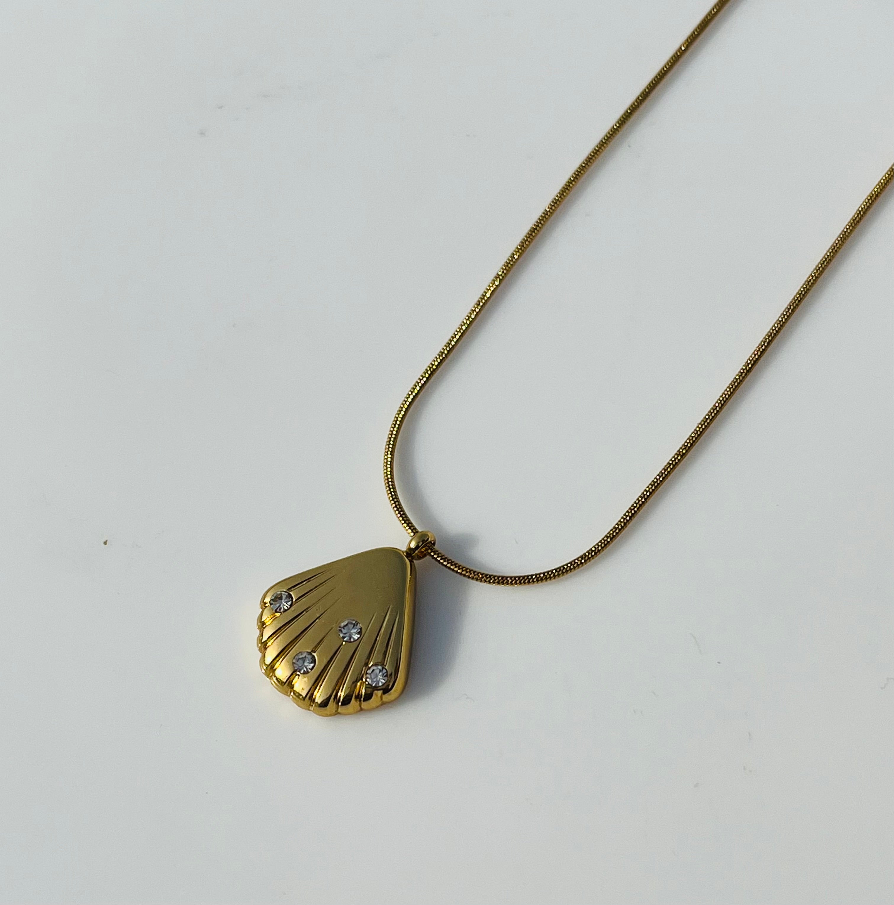 Beach style gold shell pendent