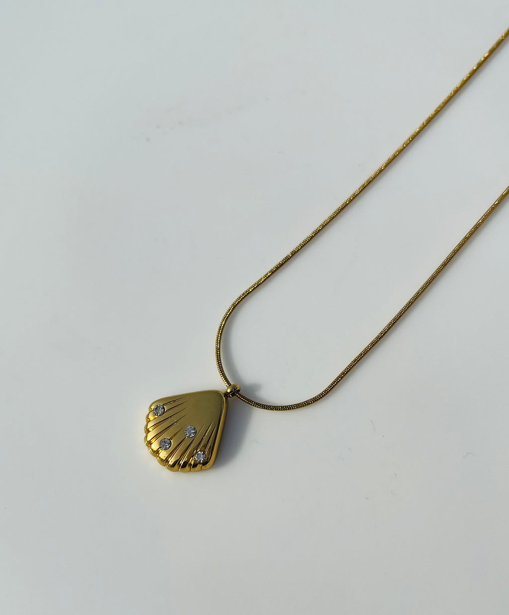 Beach style gold shell pendent
