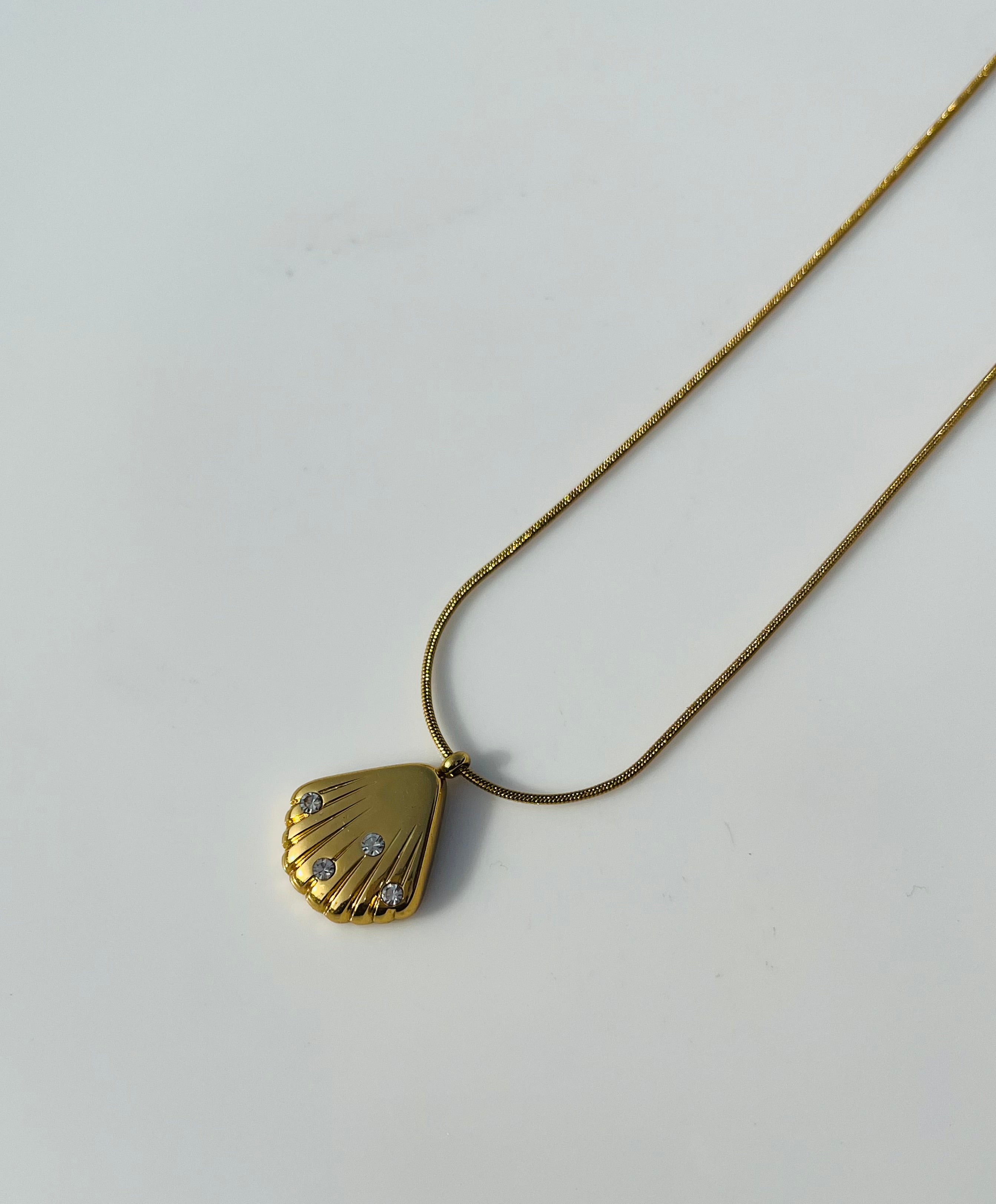 Beach style gold shell pendent