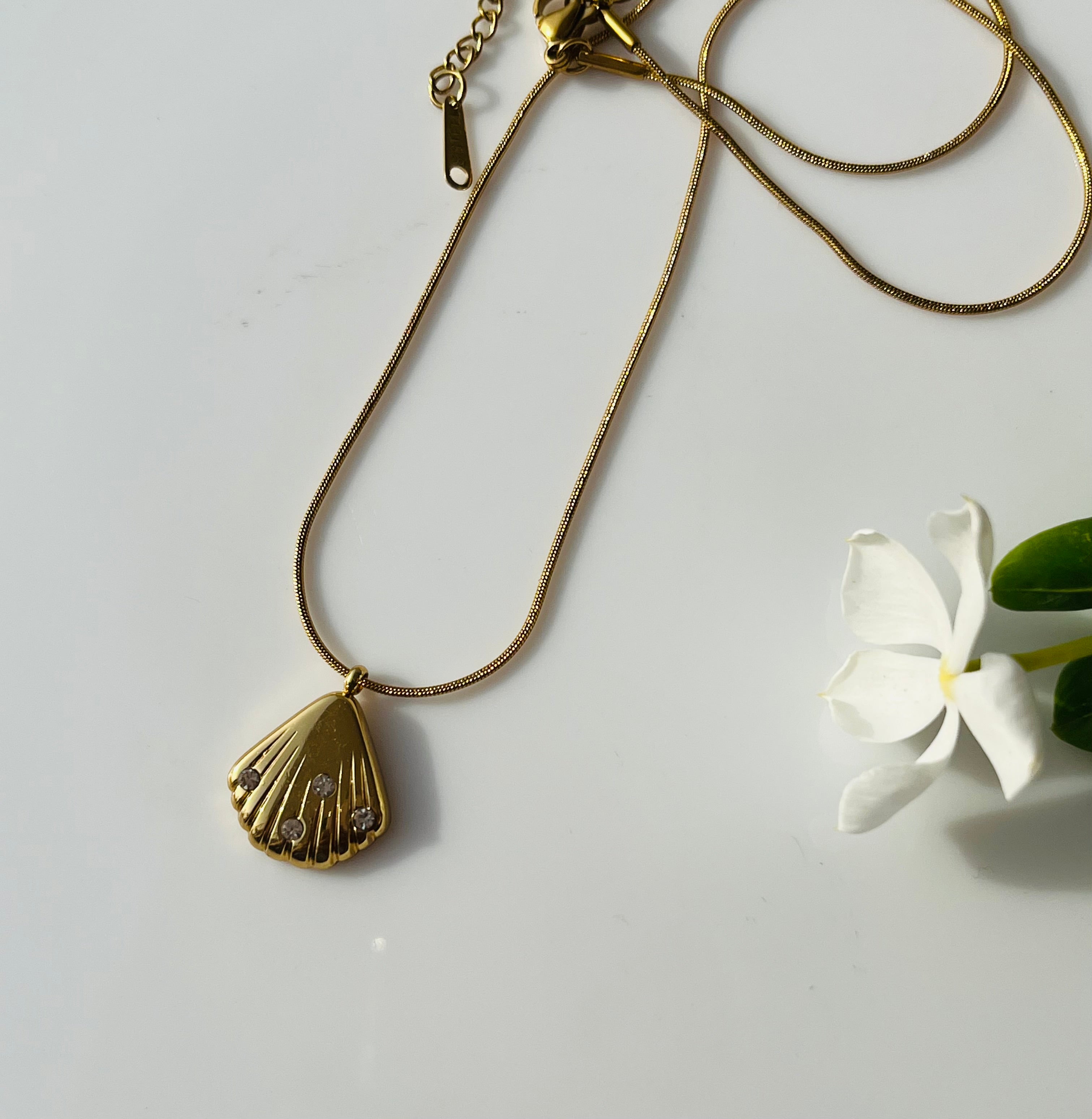Beach style gold shell pendent